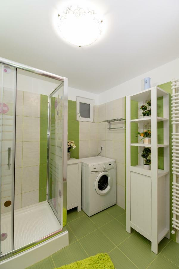 Queen Holiday Apartment Бухарест Экстерьер фото